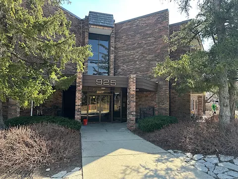 925 Spring Hill Dr #213, Northbrook, IL 60062