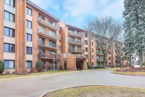 601 Lake Hinsdale Dr #402, Willowbrook, IL 60527