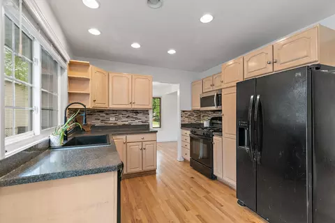 Kitchen - 772 Balboa Ter E, Bartlett, IL 60103 photo 2 of 3