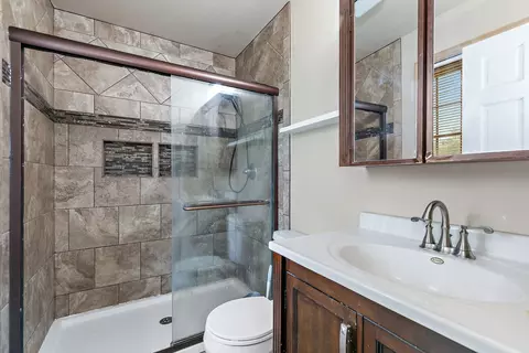 Bath - 772 Balboa Ter E, Bartlett, IL 60103 photo 3 of 3