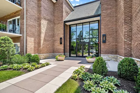 6 Oak Brook Club Dr #J207, Oak Brook, IL 60523