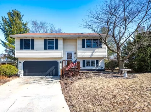 6 Moonstone Ct, Bloomington, IL 61704