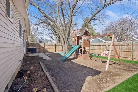 Exterior - 4906 Roberts Rd, Mchenry, IL 60051 photo 2 of 5