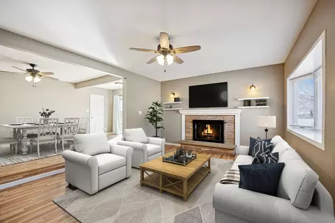 Living - 4906 Roberts Rd, Mchenry, IL 60051 photo 1 of 2