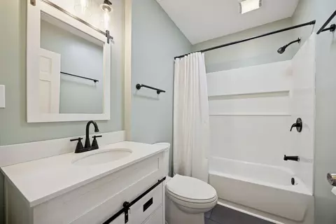 Bath - 4906 Roberts Rd, Mchenry, IL 60051 photo 1 of 2