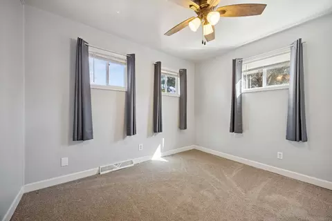 Bedroom - 4906 Roberts Rd, Mchenry, IL 60051 photo 3 of 5