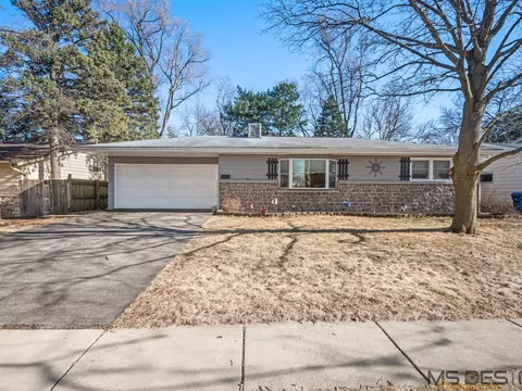 128 Walnut Dr, Saint Charles, IL 60174