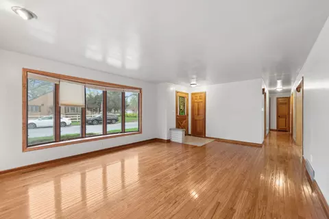 Living - 603 S Wall St, Kankakee, IL 60901 photo 2 of 3