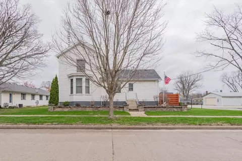 409 E Cemetery St, Chenoa, IL 61726