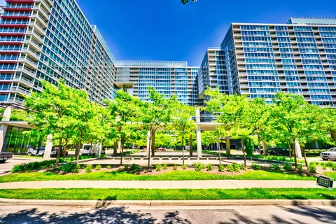 9655 Woods Dr #807, Skokie, IL 60077