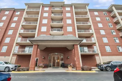 8440 Callie Ave #C504, Morton Grove, IL 60053
