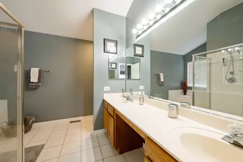 Bath - 232 Burton Dr, Bartlett, IL 60103 photo 1 of 3