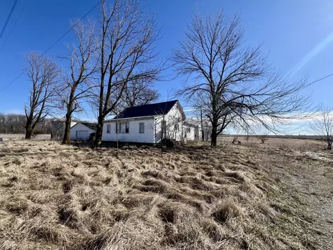 911 N County Road 2510, Newman, IL 61942