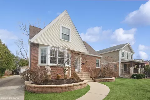 7043 N Hiawatha Ave, Chicago, IL 60646