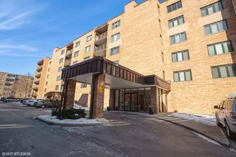 901 Center St #301, Des Plaines, IL 60016