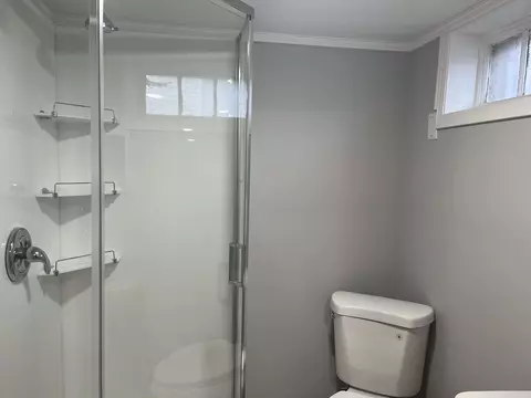 Bath - 923 Harriet Ave, Aurora, IL 60505 photo 4 of 4