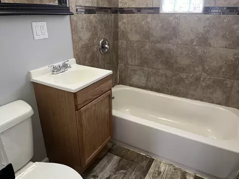 Bath - 923 Harriet Ave, Aurora, IL 60505 photo 1 of 4
