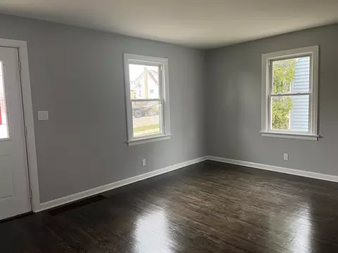 Living - 923 Harriet Ave, Aurora, IL 60505 photo 2 of 3