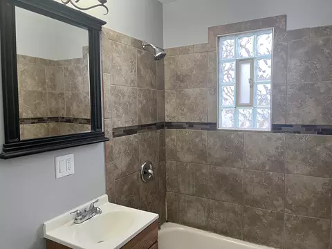 Bath - 923 Harriet Ave, Aurora, IL 60505 photo 2 of 4