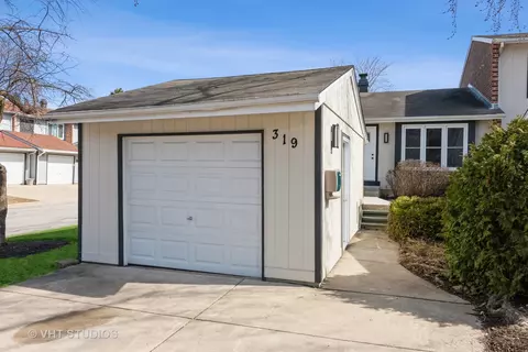 319 Colony Green Dr, Bloomingdale, IL 60108