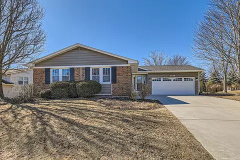 3976 Whispering Trails Dr, Hoffman Estates, IL 60192
