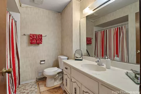 Bath - 1642 73rd St, Darien, IL 60561 photo 2 of 3