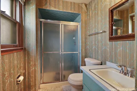 Bath - 1642 73rd St, Darien, IL 60561 photo 3 of 3