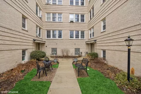 100 Pine Ave #3, Riverside, IL 60546 photo 3