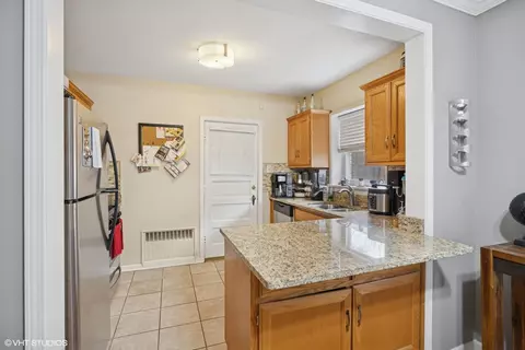100 Pine Ave #3, Riverside, IL 60546 photo 4