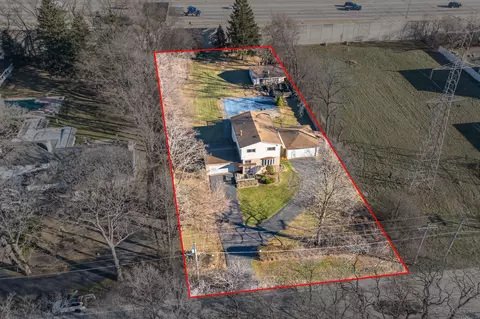 225 N East River Rd, Des Plaines, IL 60016