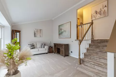 585 E Central Rd, Des Plaines, IL 60016 photo 4
