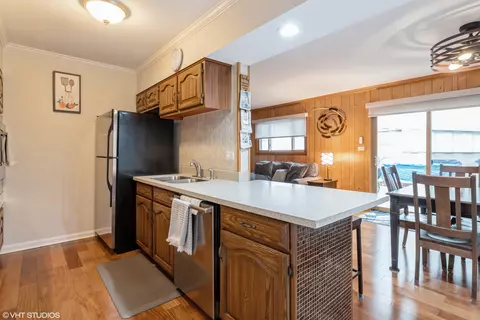 585 E Central Rd, Des Plaines, IL 60016 photo 8