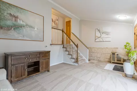 585 E Central Rd, Des Plaines, IL 60016 photo 5