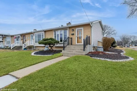 585 E Central Rd, Des Plaines, IL 60016 photo 2