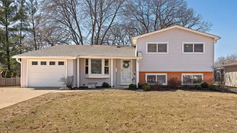 104 Hilltop Dr, Schaumburg, IL 60193