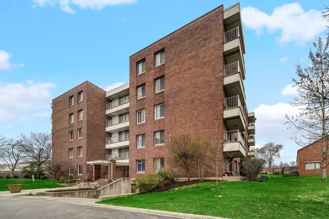 4000 Triumvera Dr #402A, Glenview, IL 60025