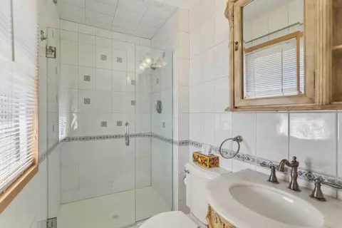 Bath - 875 W Firestone Dr, Hoffman Estates, IL 60192 photo 1 of 2