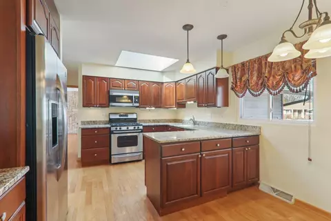 Kitchen - 875 W Firestone Dr, Hoffman Estates, IL 60192 photo 1 of 2