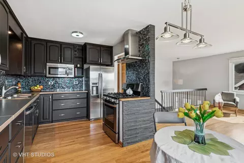 Kitchen - 1462 Chippewa Trl, Wheeling, IL 60090 photo 3 of 4