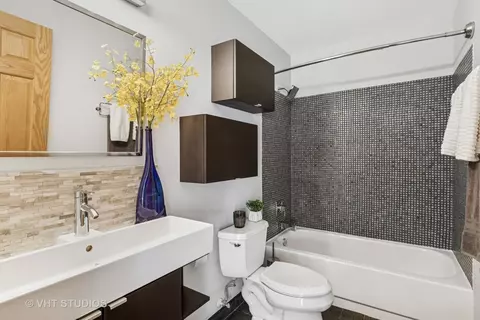 Bath - 1462 Chippewa Trl, Wheeling, IL 60090 photo 1 of 2