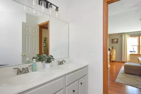 Bath - 1606 Sanderson Ct, Normal, IL 61761 photo 4 of 6