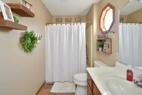 Bath - 1606 Sanderson Ct, Normal, IL 61761 photo 5 of 6