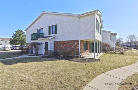 433 Harrison Ct, Vernon Hills, IL 60061