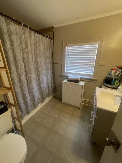 Bath - 907 Cedar Ave, Elgin, IL 60120 photo 1 of 4