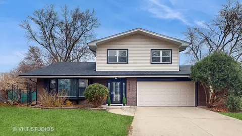 1914 E Cholo Ln, Mount Prospect, IL 60056