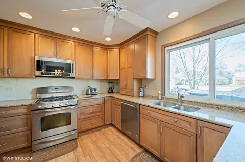 4500 Crab Orchard Dr, Hoffman Estates, IL 60192 photo 4
