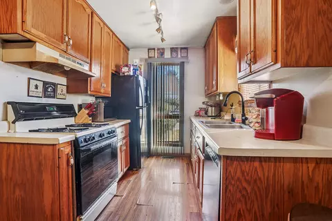 527 E 17th St, Lockport, IL 60441 photo 4