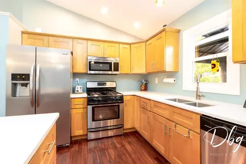 Kitchen - 281 E Old Mill Trl, Antioch, IL 60002 photo 4 of 5
