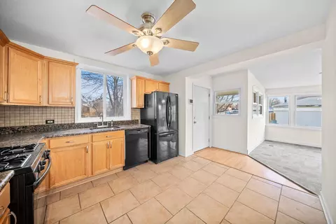 Kitchen - 10101 S Artesian Ave, Chicago, IL 60655 photo 1 of 2