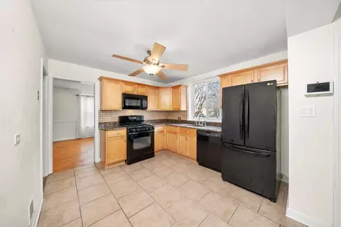 Kitchen - 10101 S Artesian Ave, Chicago, IL 60655 photo 2 of 2